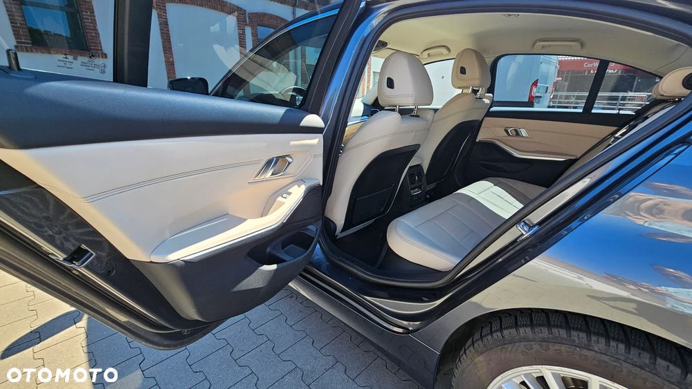 BMW 3 Series 2019 photo 5
