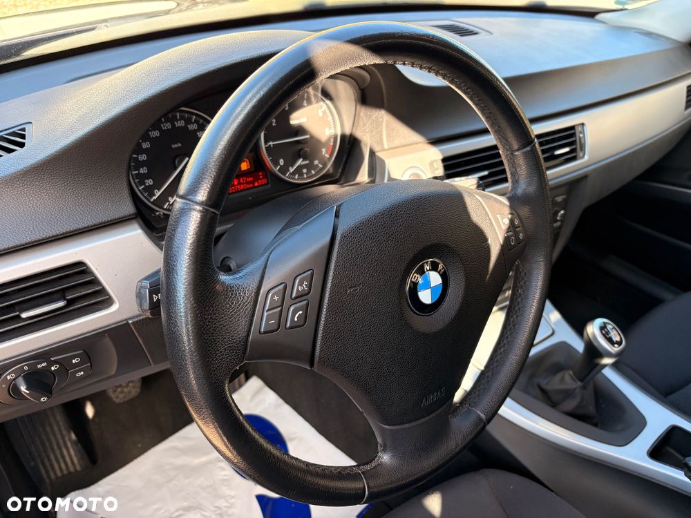 BMW Seria 3 318i Touring - 15
