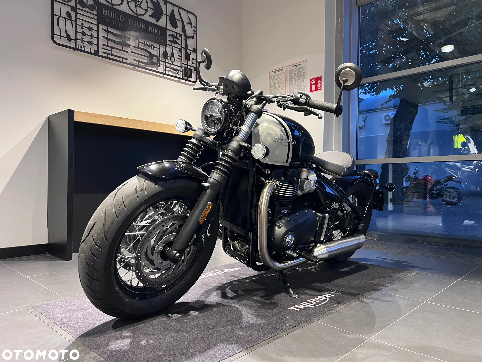 Triumph Bonneville Bobber - 4