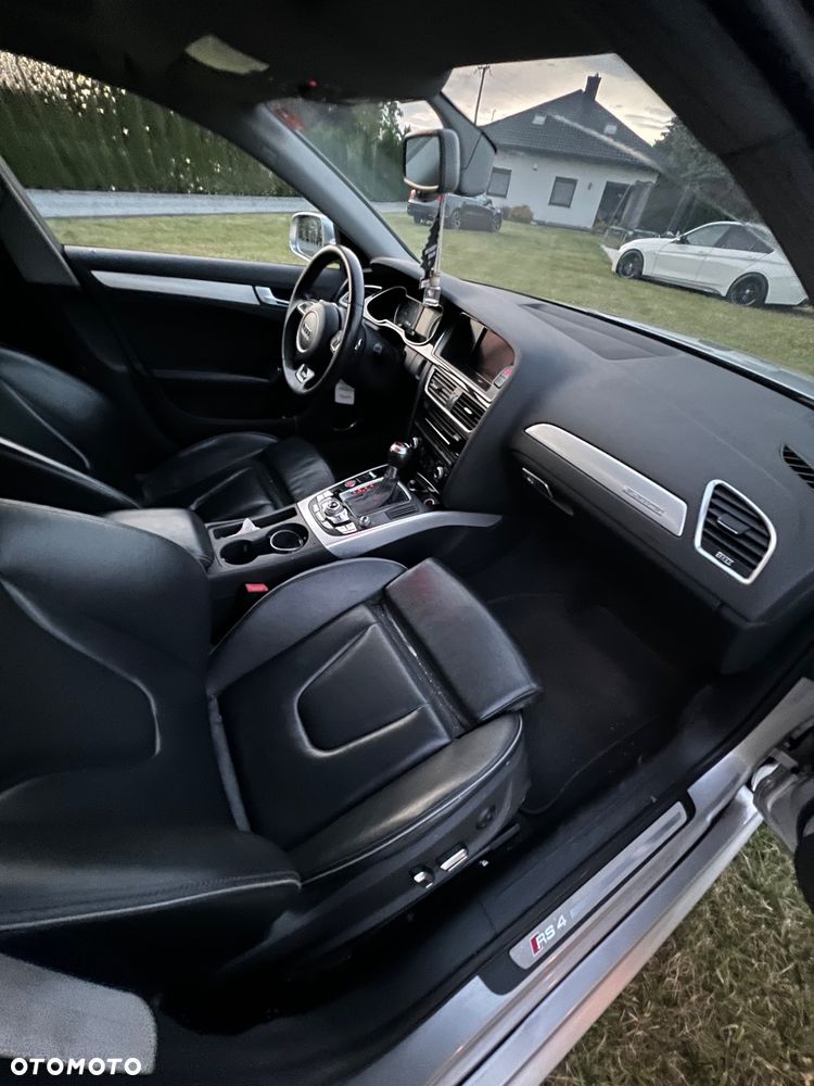 Audi RS4 Avant - 10