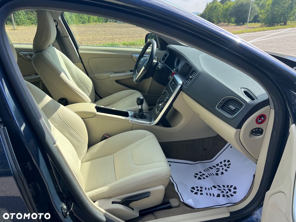 Volvo V60 D5 Momentum - 28