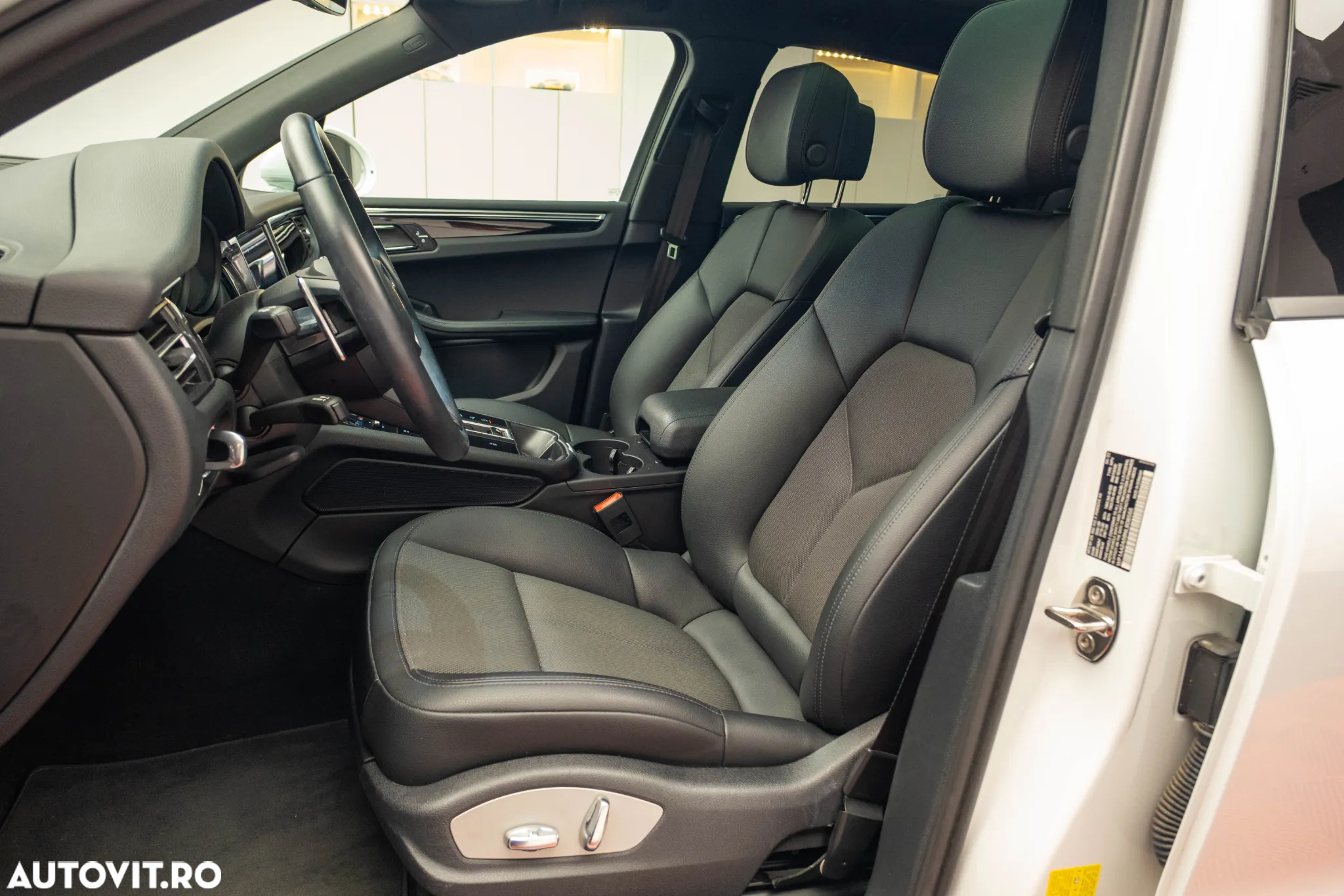 Porsche Macan - 24