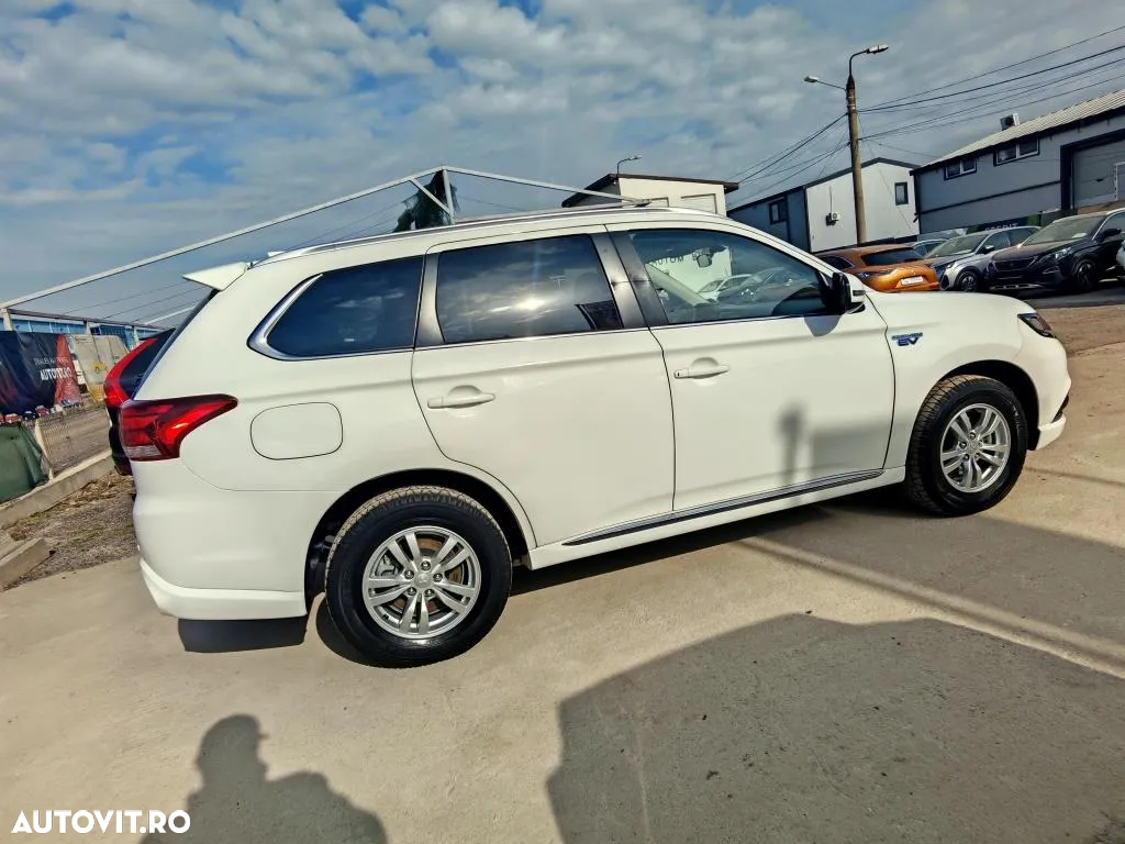 Mitsubishi Outlander 2.4 4WD Plug-In Hybrid Plus - 9