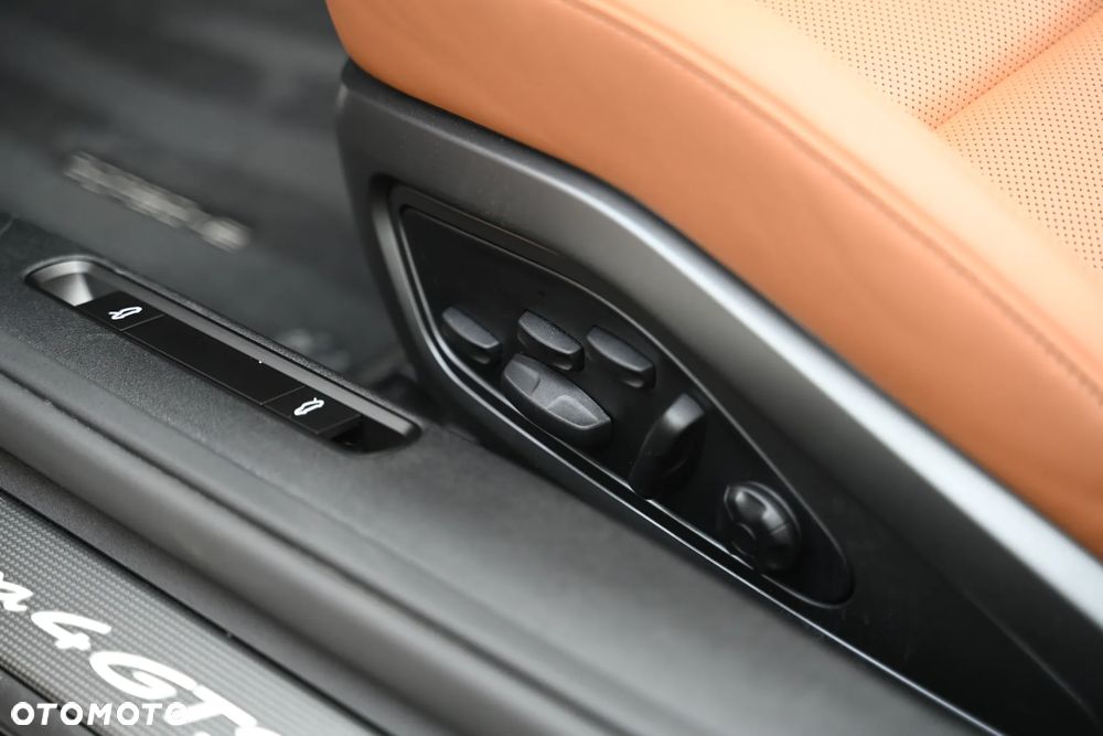 Porsche 911 Carrera 4 GTS - 29