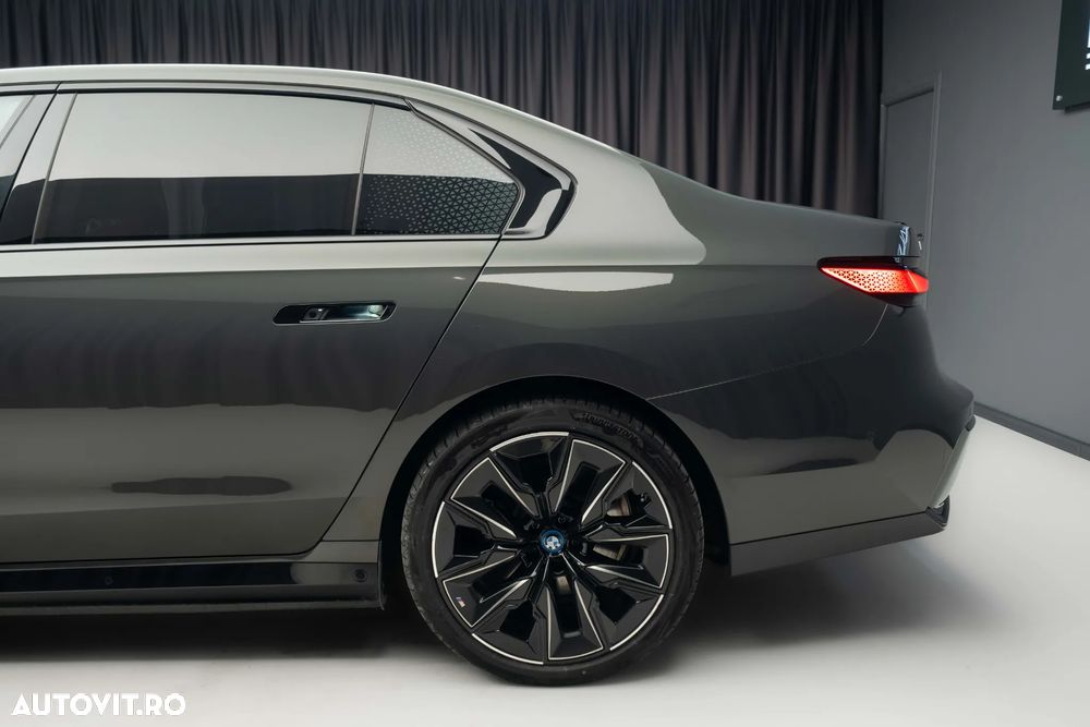 BMW i7 - 13