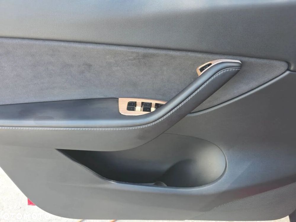 Tesla Model Y - 23