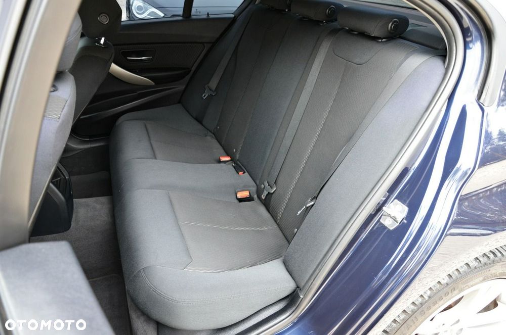 BMW Seria 3 318d Blue Performance Sport Line - 32