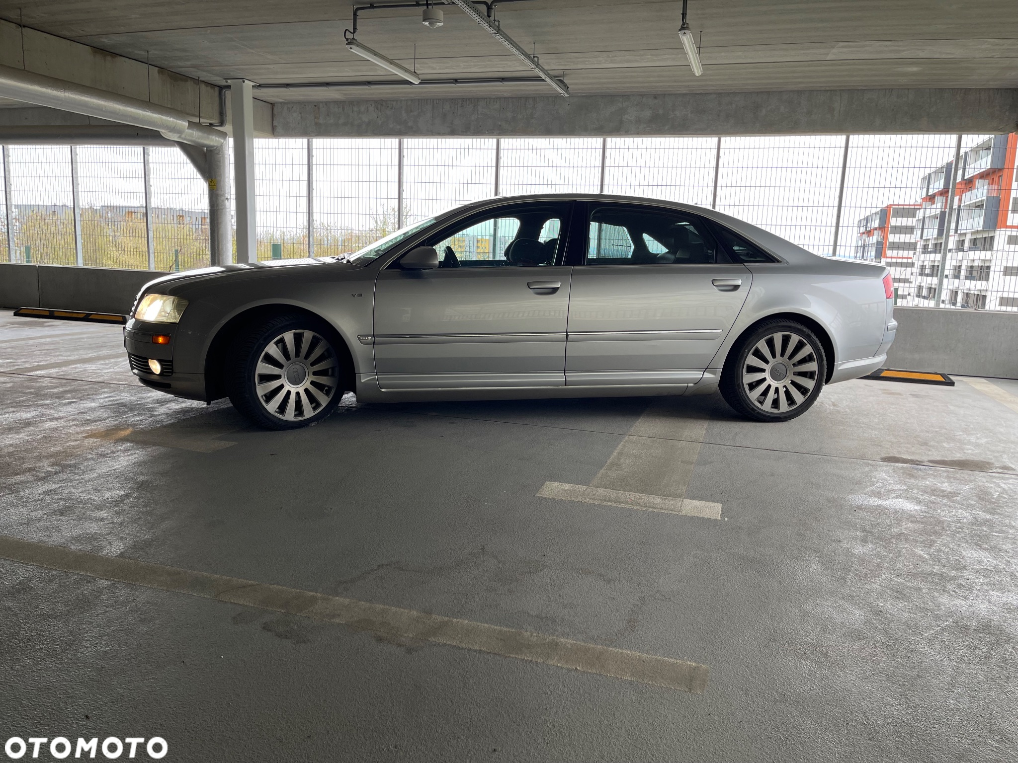 Audi A8 4.2 L Quattro - 4