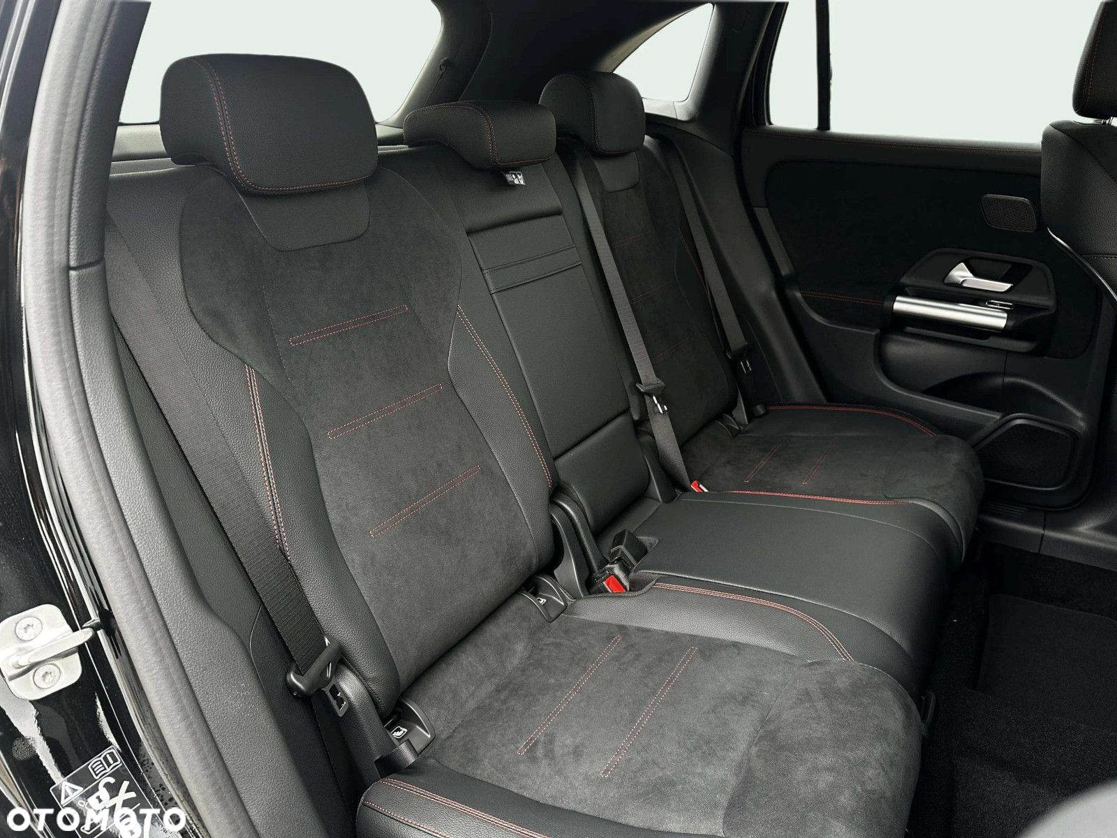 Mercedes-Benz GLA - 12
