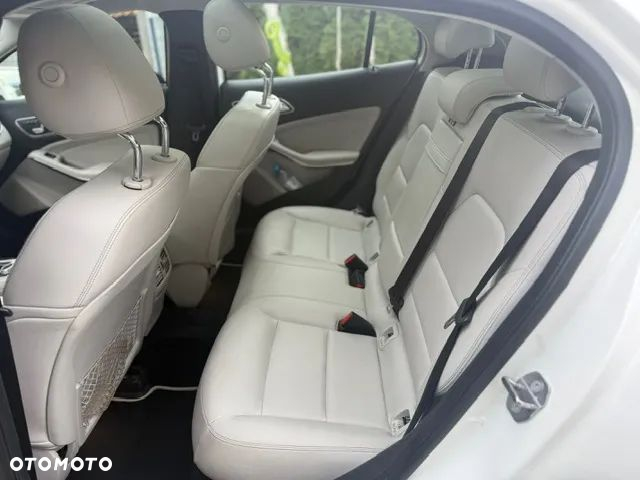 Mercedes-Benz GLA 200 Urban - 19