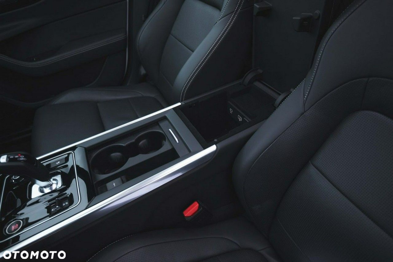 Jaguar XE - 24