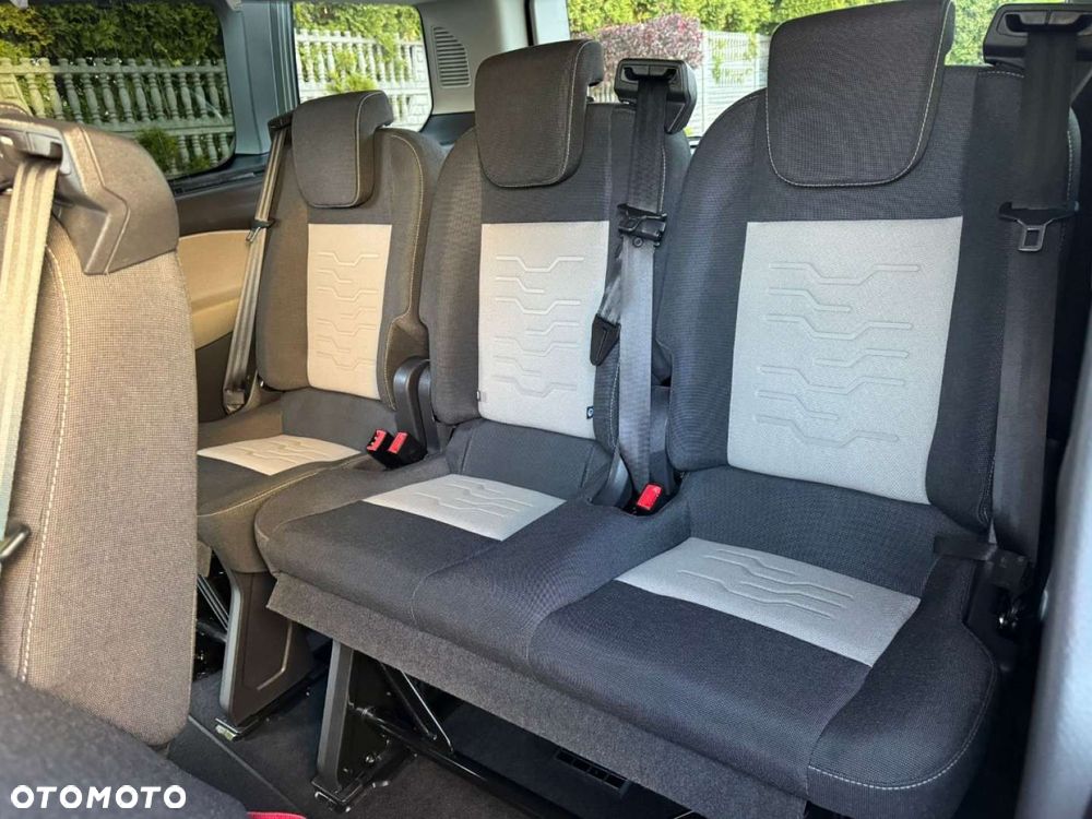 Ford Tourneo Custom - 32