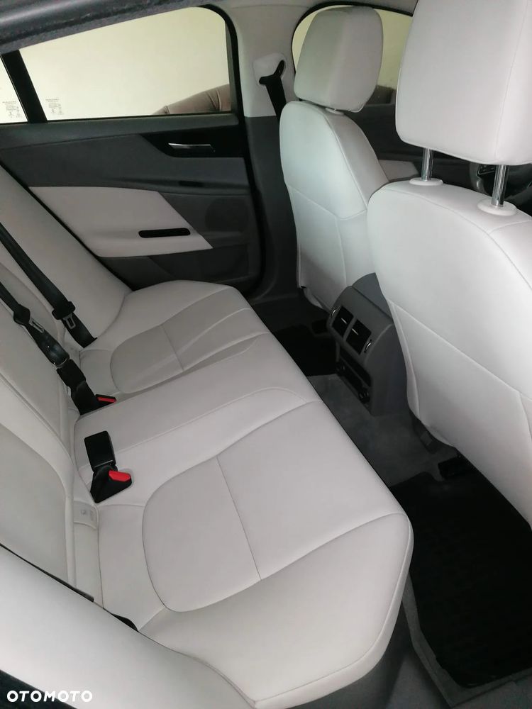 Jaguar XE - 6