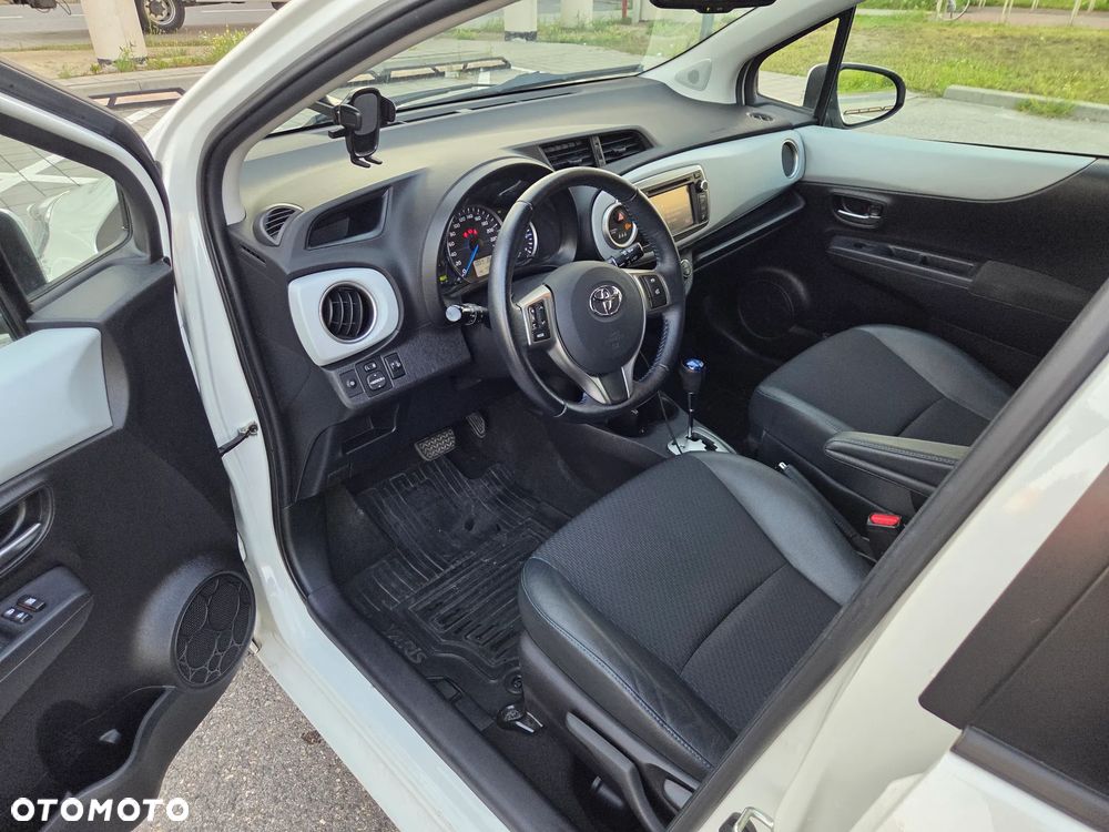 Toyota Yaris Hybrid 100 Dynamic - 13