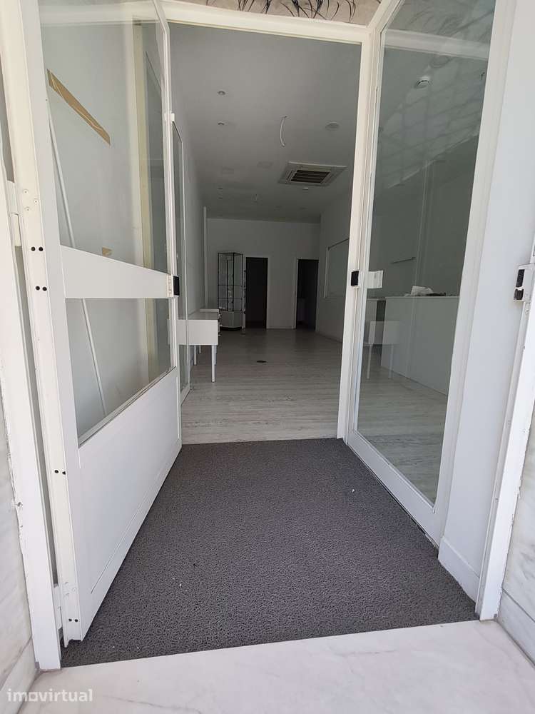 Loja com 56 m² na Avenida Principal da Venda do Pinheiro - Grande imagem: 2/17