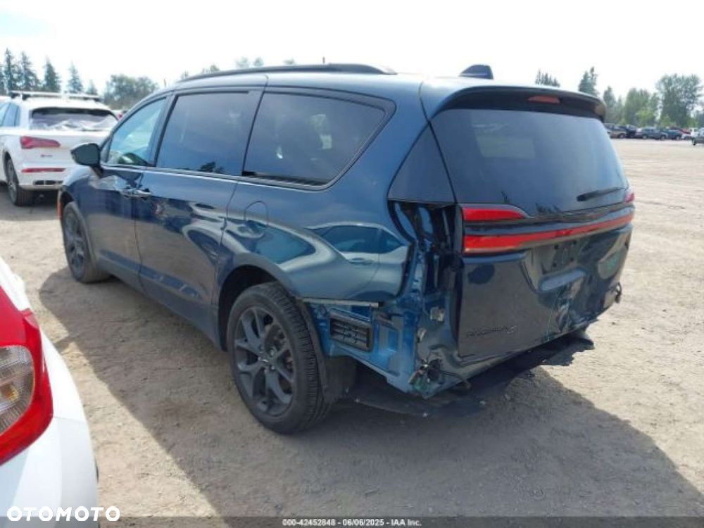 Chrysler Pacifica - 4