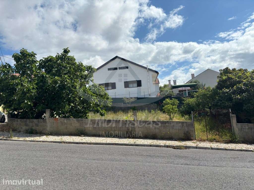 Terreno de gaveto com 342 m² em São João da Talha - Grande imagem: 3/6