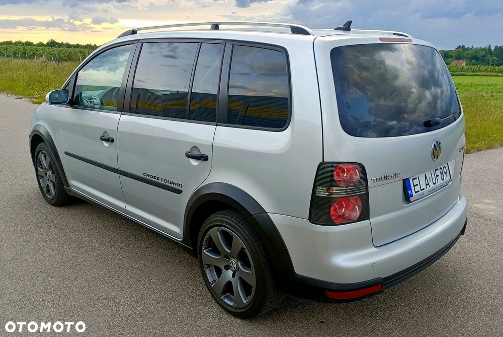 Volkswagen Touran 2.0 TDI DPF DSG Cross - 3