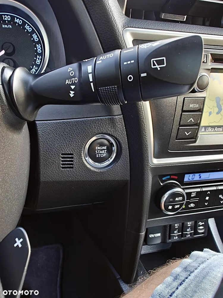 Toyota Auris 1.6 Premium Comfort MS - 16