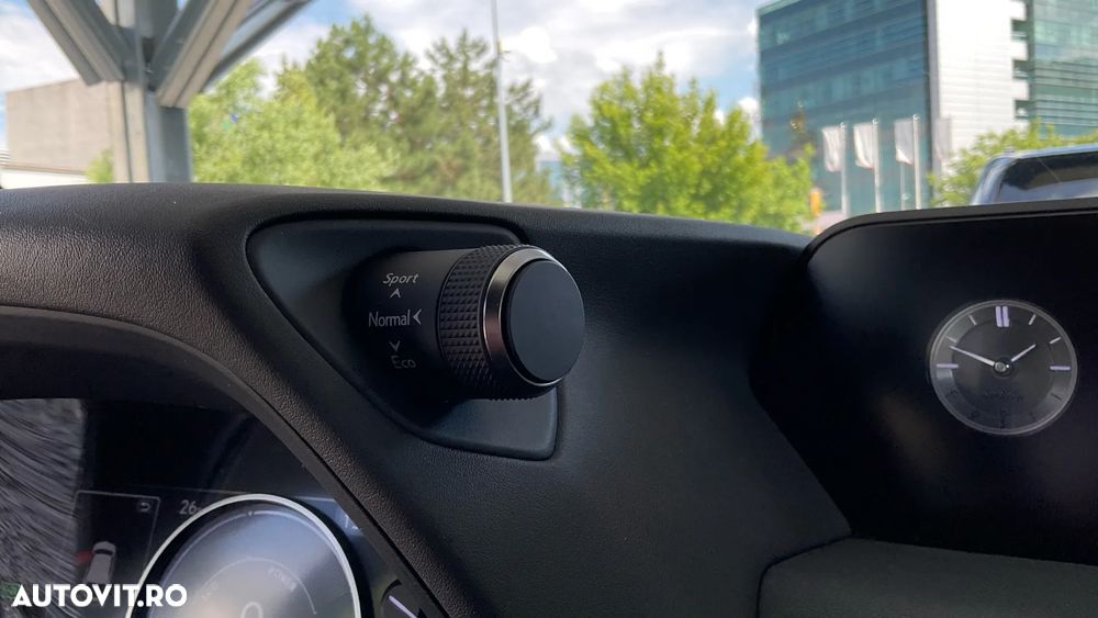 Lexus UX 250h FWD Executive - 40