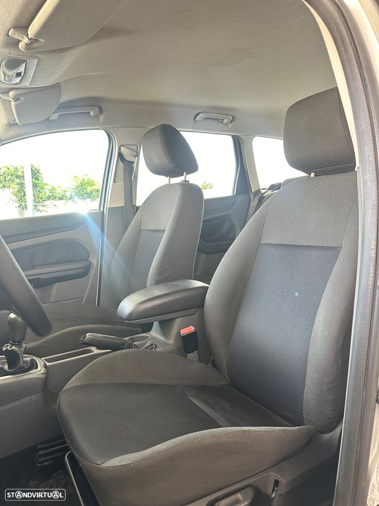 Ford Focus SW 1.4 Zetec - 26