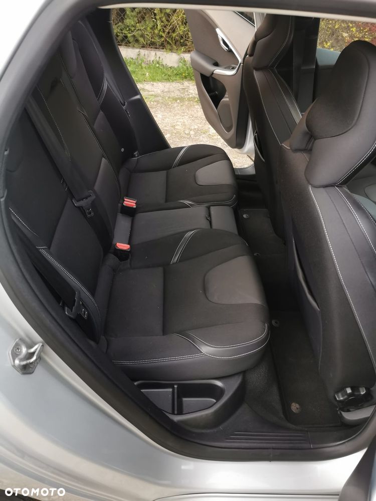 Volvo V40 D3 Momentum - 9