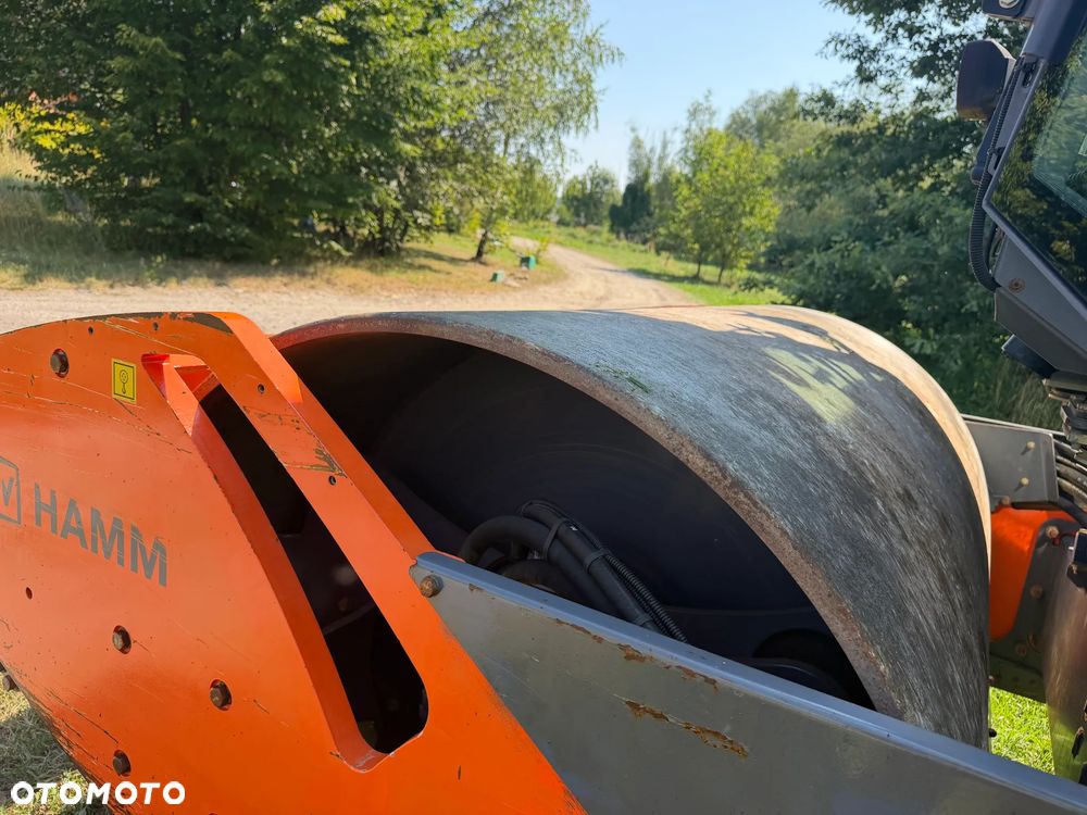 Hamm H 7i Walec Terenowo Drogowy Guma Stal. 6,5 tony 8ton. Import Norwegia 2017 rok. 1600 mtg. silnik KUBOTA 4cyl. Maszyna nie różni się od Nowej z salonu! Klimatyzacja wentylacja. Serwisy w Dekra AKTUALNE. Zero zniszczeń IGŁA !! Gotowy do długiej pracy. Po dużych serwisach eksploatacyjnych w Norwegii. Walec z Upadłości od pierwszego właściciela. Jego historia od nowosci to jedna inwestycja miejska! Jedyna taka okazja! Szerokość 168cm. Bardzo mały walec a moc Potężna! Full Wypas Wersja Norweska. Opony piękny stan. Ani deka luzów i wycieków. OKAZJA - 22