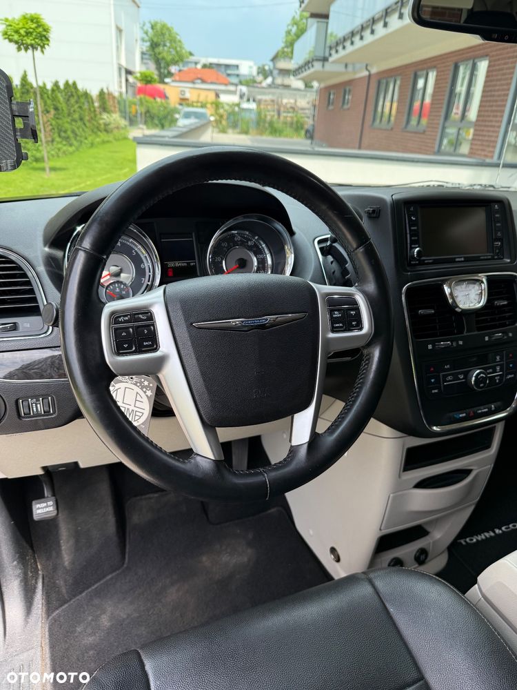 Chrysler Town & Country 3.6 Limited - 16