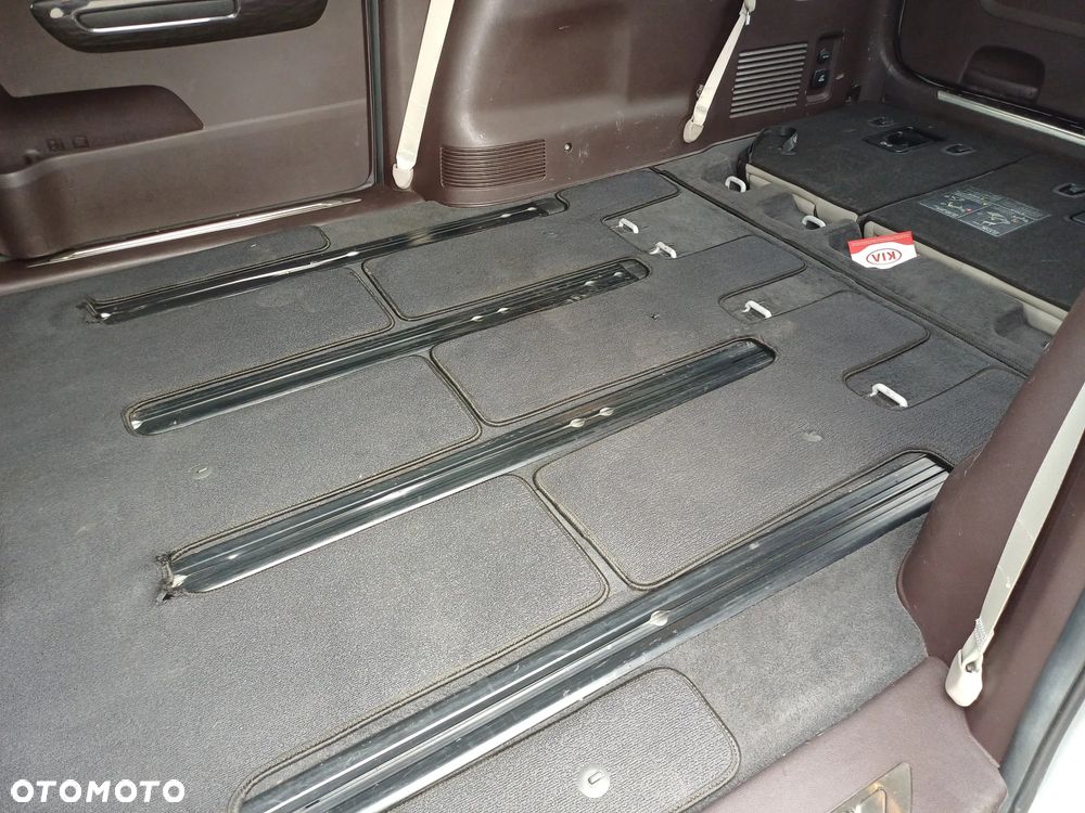 Kia Carnival - 28