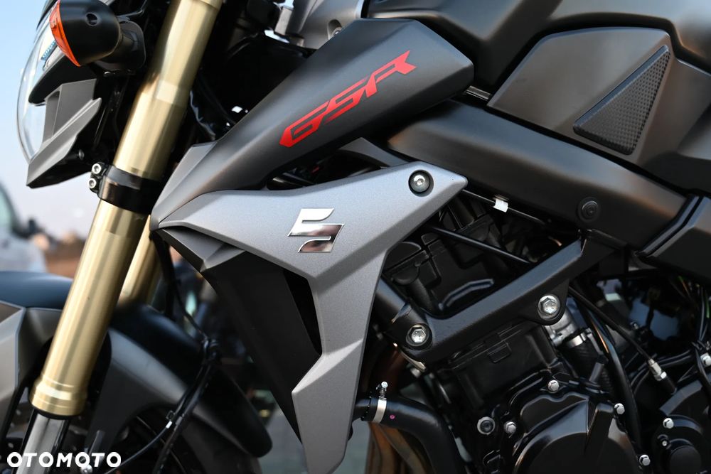 Suzuki GSR - 26