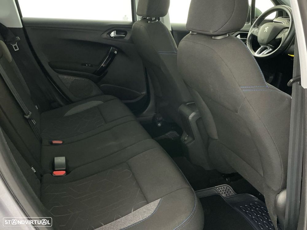 Peugeot 2008 1.2 PureTech Signature - 24