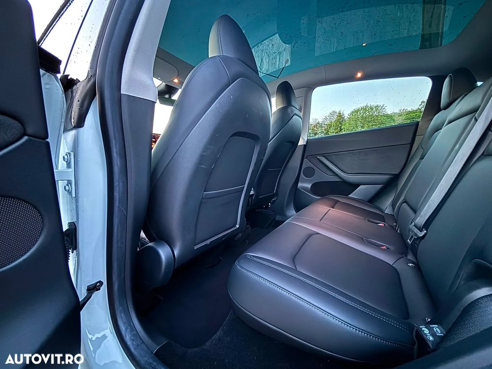 Tesla Model Y Long Range Dual Motor AWD - 17