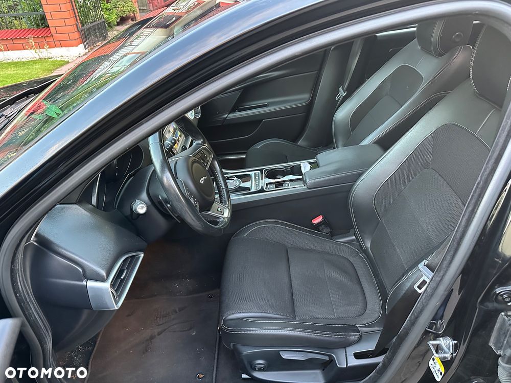 Jaguar XE 2.0 D R-Sport - 20