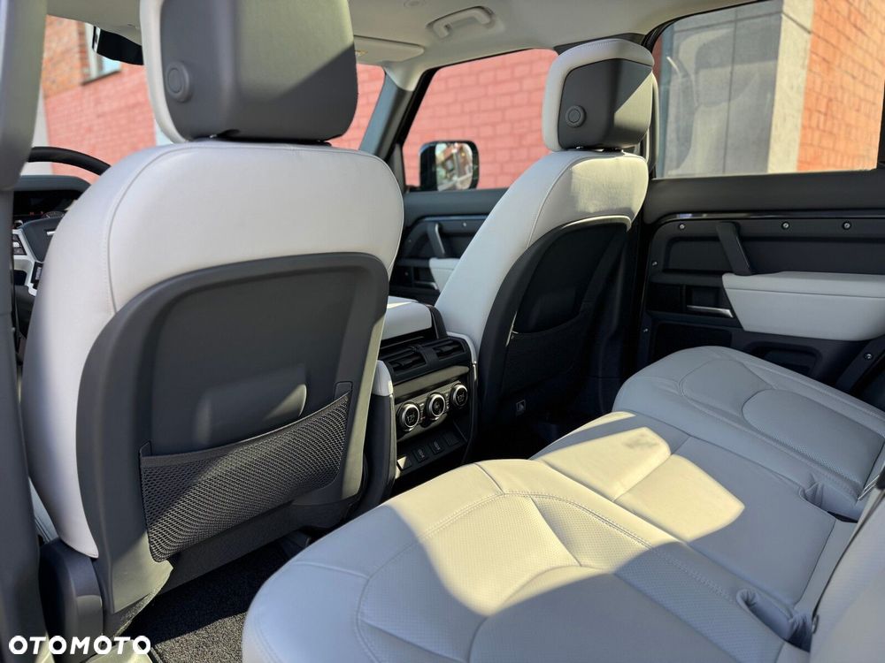 Land Rover Defender - 30