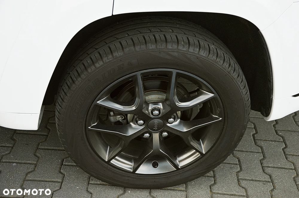 Jeep Grand Cherokee - 24