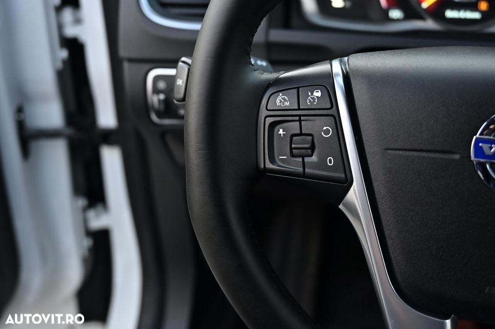 Volvo V60 D6 Plug-In-Hybrid AWD Geartronic Summum - 31