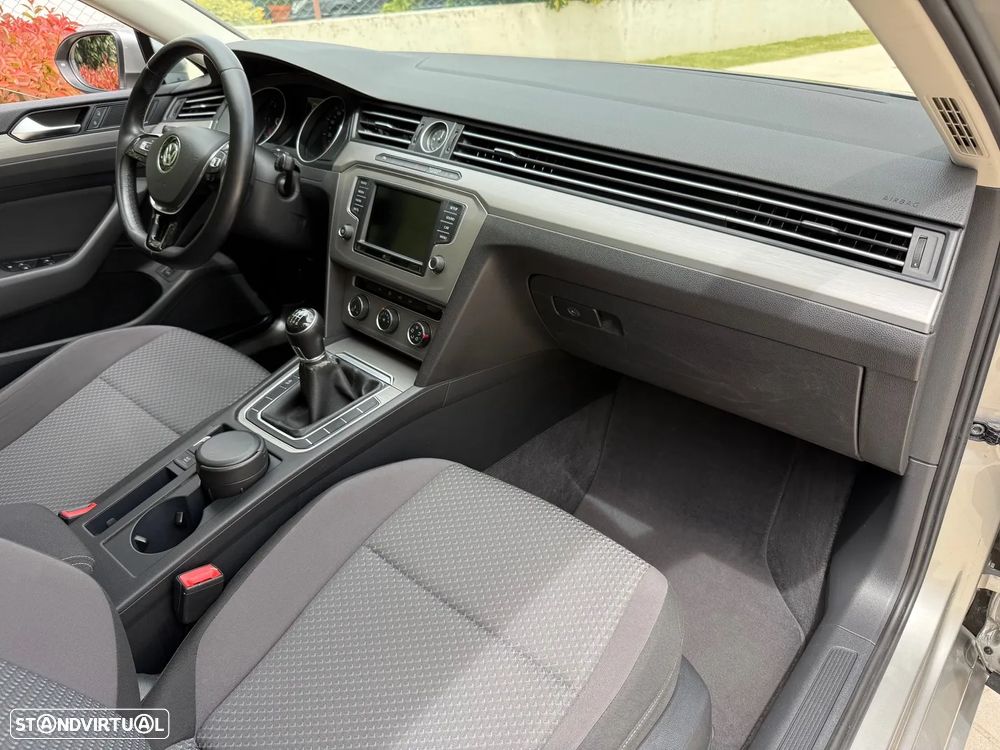 VW Passat Variant 1.6 TDI BlueMotion - 21