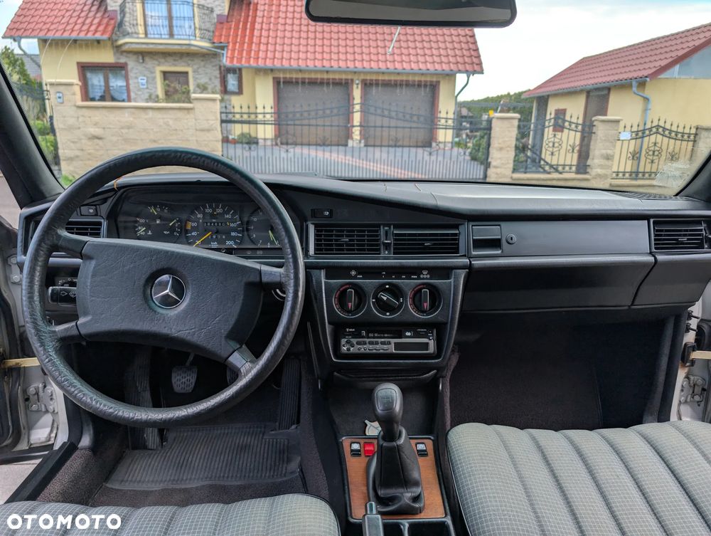 Mercedes-Benz W201 (190) - 12