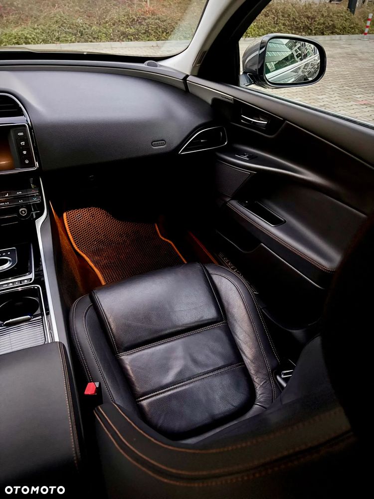 Jaguar XE 2.0 D Prestige - 20