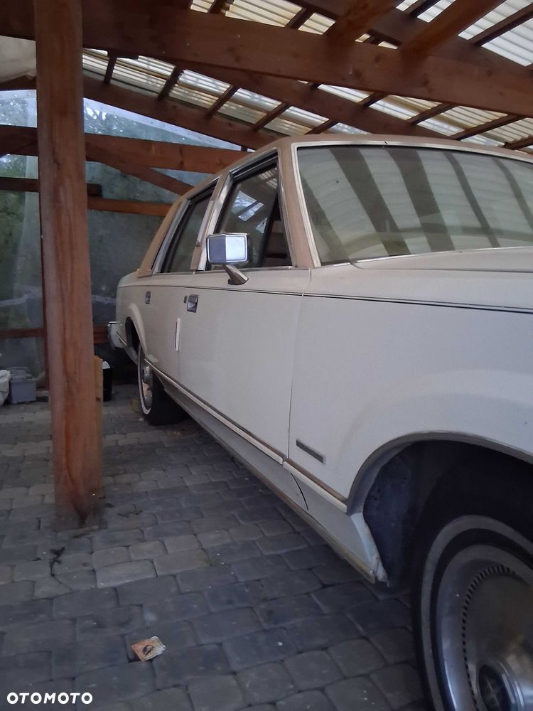 Lincoln Town Car - 7