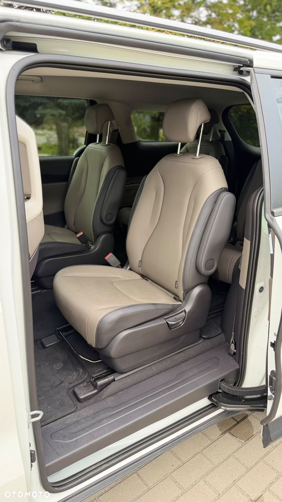 Kia Carnival - 32