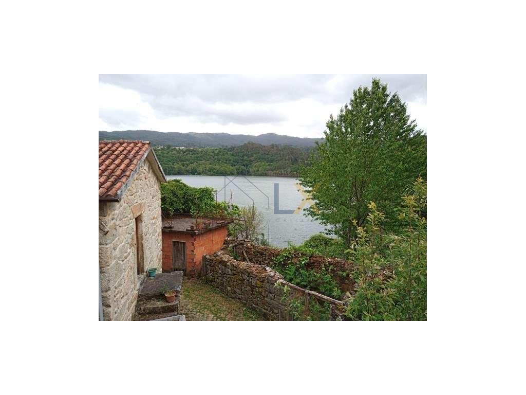 Moradia T2 totalmente recuperada em Sever do Vouga, vendida mobilad... - Grande imagem: 5/33