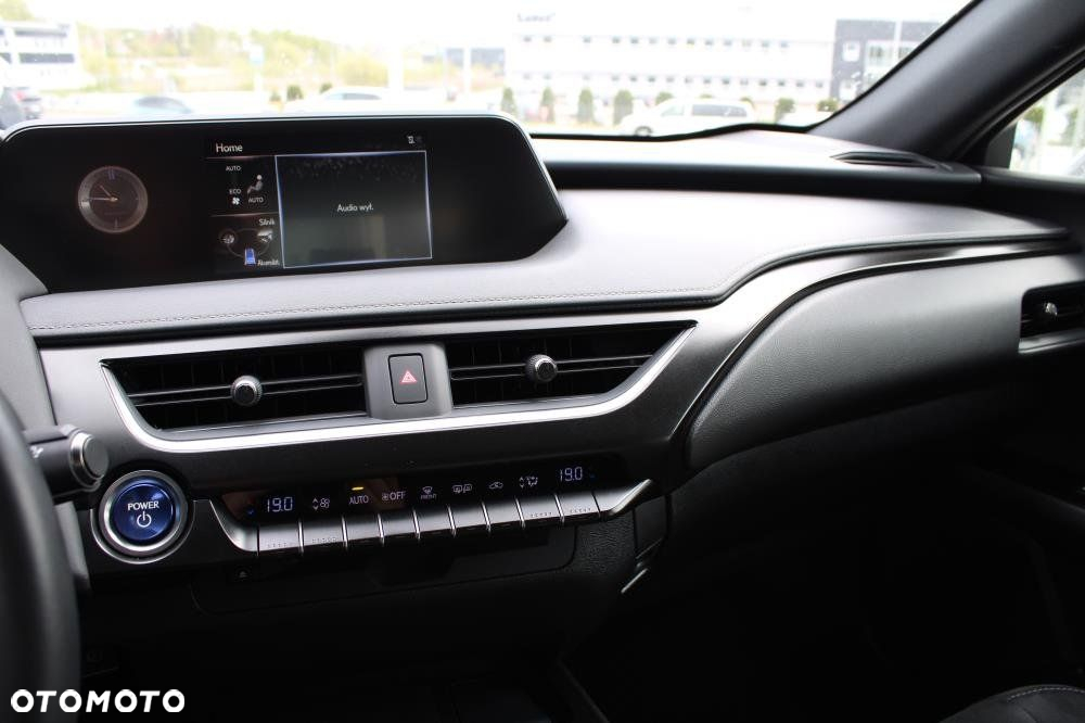 Lexus UX - 25