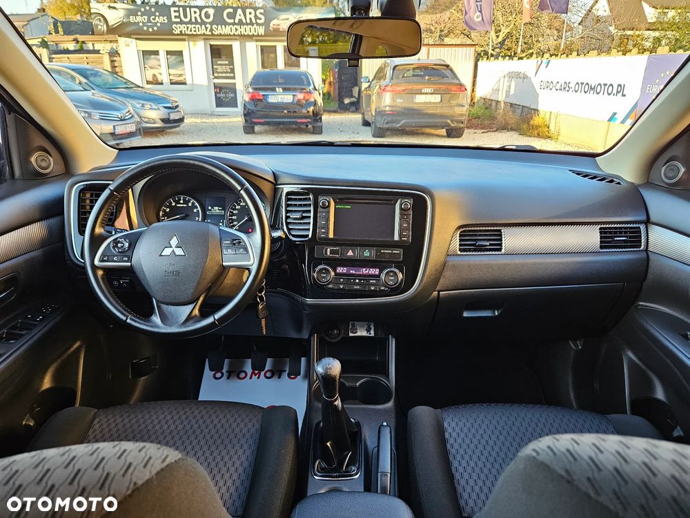 Mitsubishi Outlander 2.0 Invite + 2WD - 24