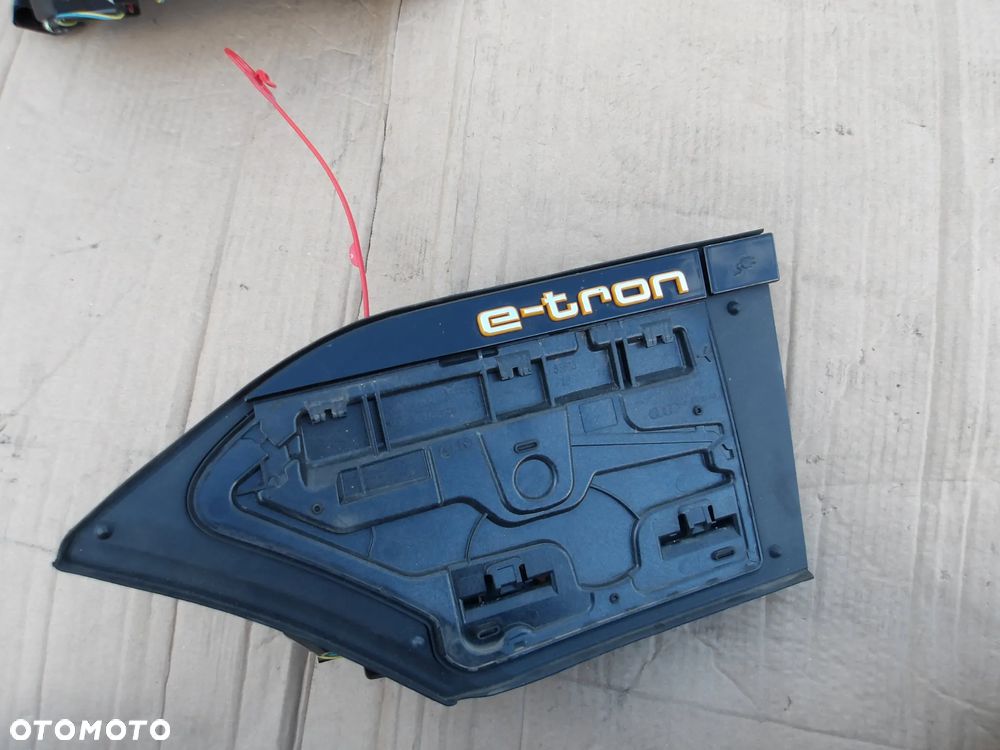GNIAZDA LADOWANIA KLAPKA AUDI E TRON 4KE971375 - 2
