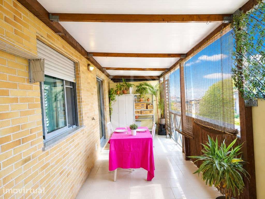 Fantástico apartamento T2 com grande logradouro, lugar de garagem e... - Grande imagem: 2/21
