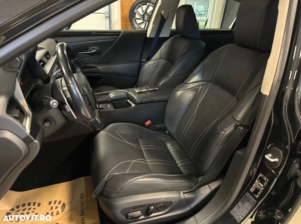 Lexus Seria ES 300h 2.5 TNGA HV 25H- 4X2 CVT Executive - 16