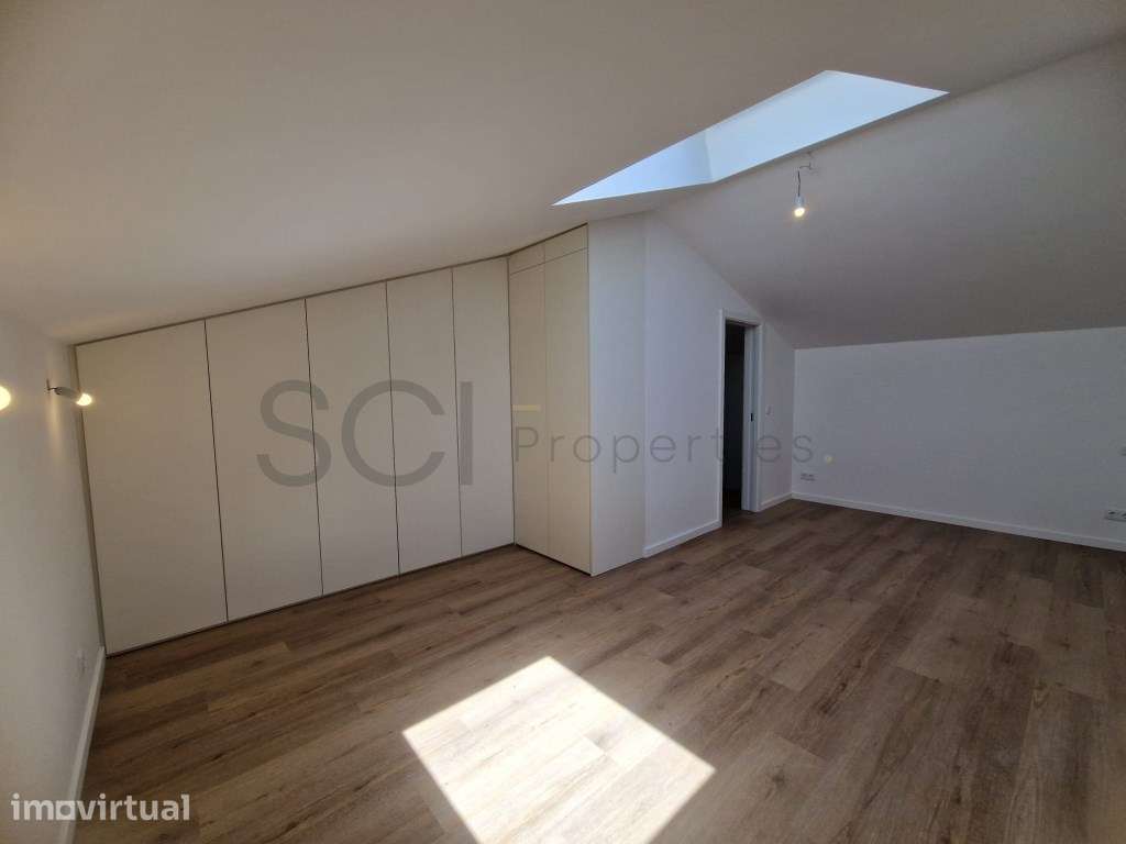 Apartamento T2+1 duplex, com varandas, na Quinta do Conde - Grande imagem: 3/55