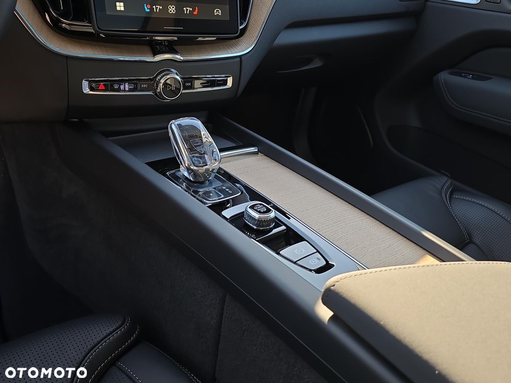 Volvo XC 60 T6 Plug-In Hybrid AWD Ultra Dark - 17