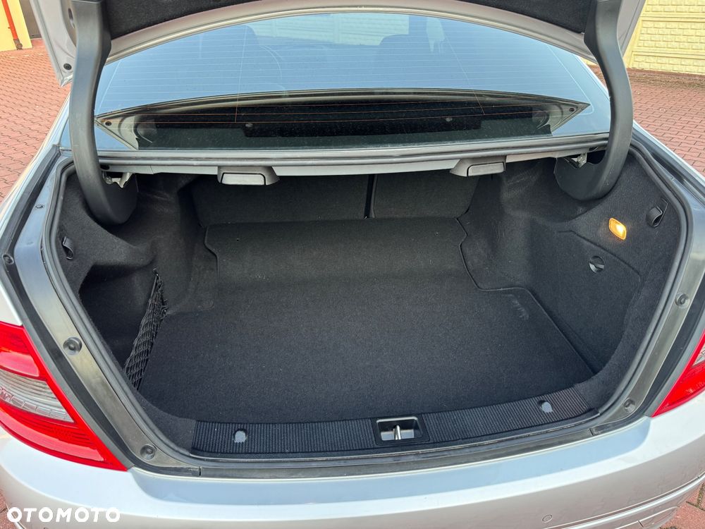 Mercedes-Benz Klasa C 180 CGI Automatik BlueEFFICIENCY Avantgarde - 25